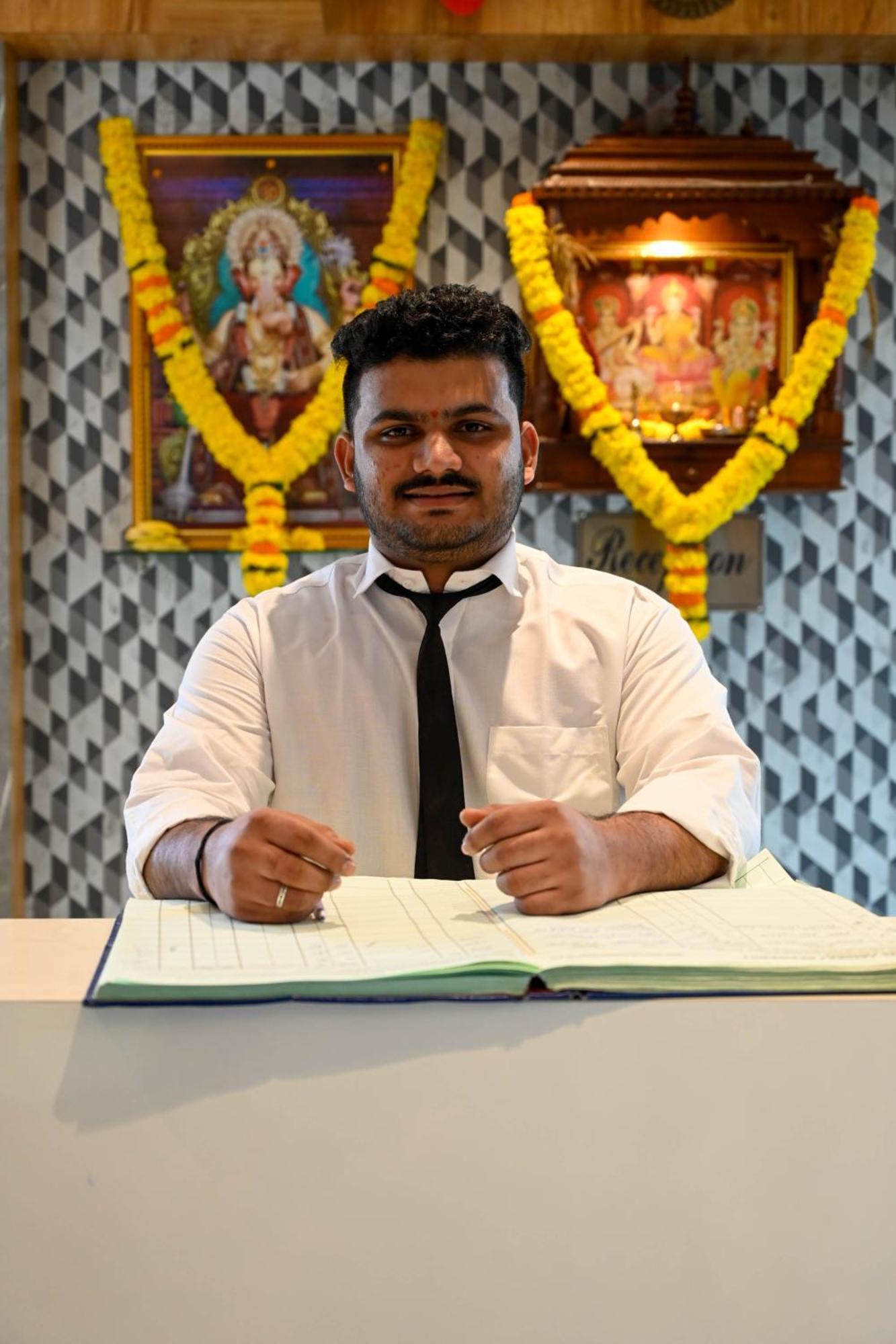 Adiraj Residency Hotel Navi Mumbai Bagian luar foto