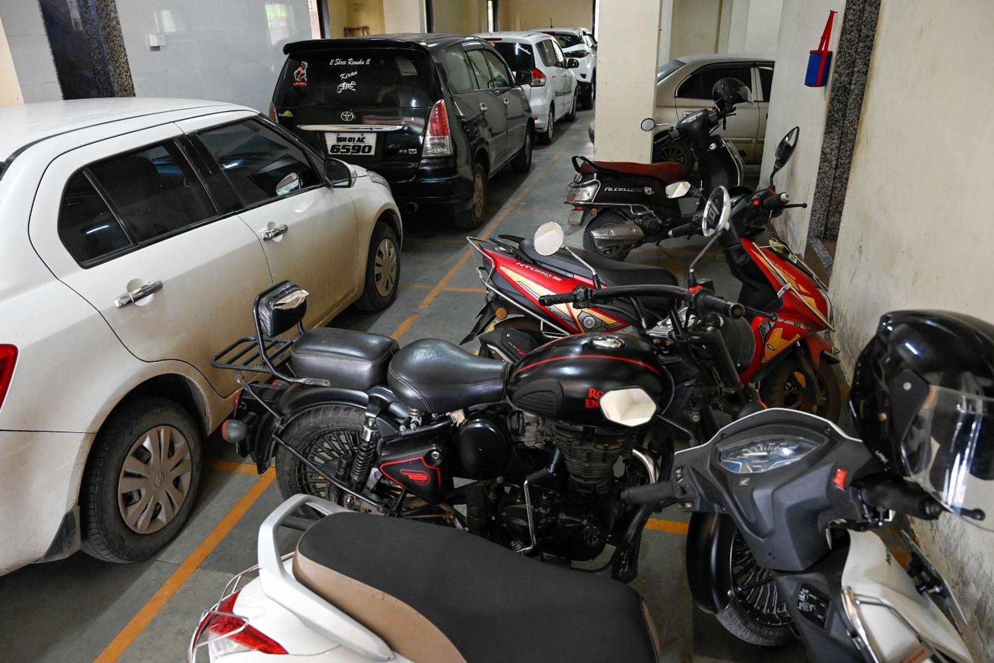 Adiraj Residency Hotel Navi Mumbai Bagian luar foto