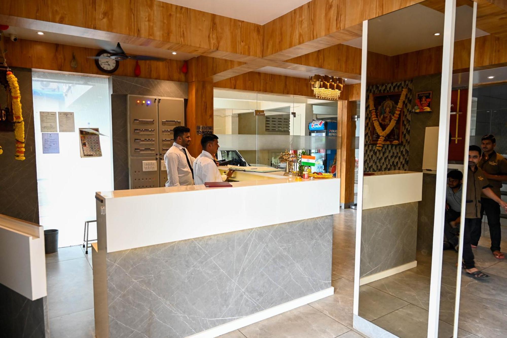 Adiraj Residency Hotel Navi Mumbai Bagian luar foto