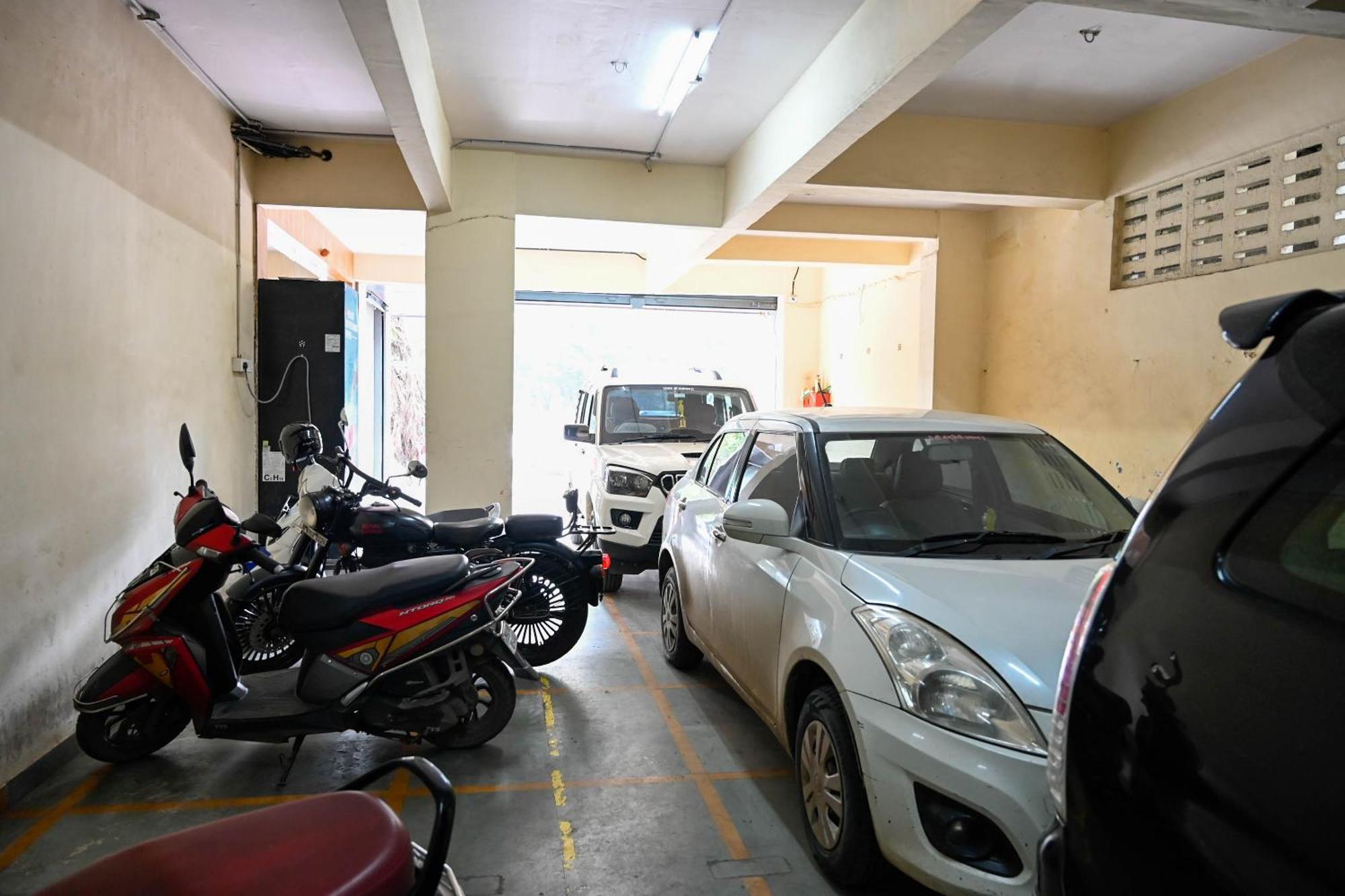 Adiraj Residency Hotel Navi Mumbai Bagian luar foto